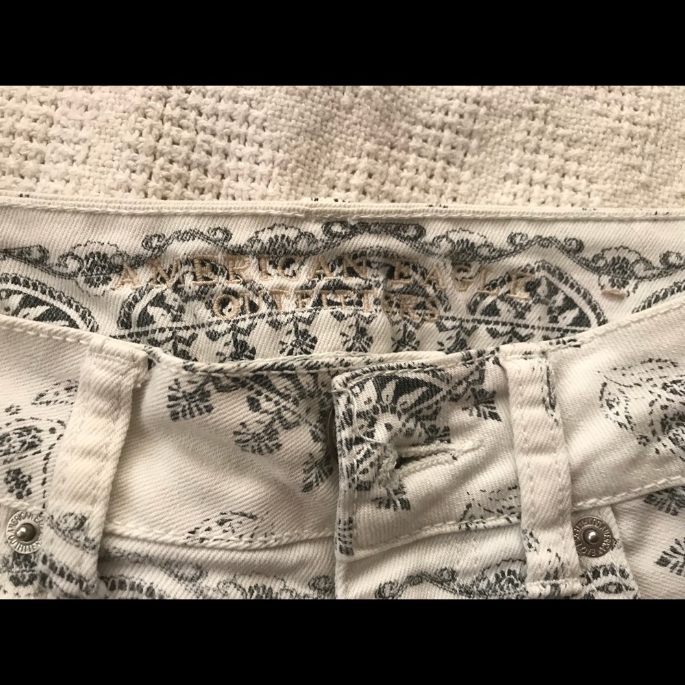 American eagle black and white shorts size is 00 - Picture 6 of 7